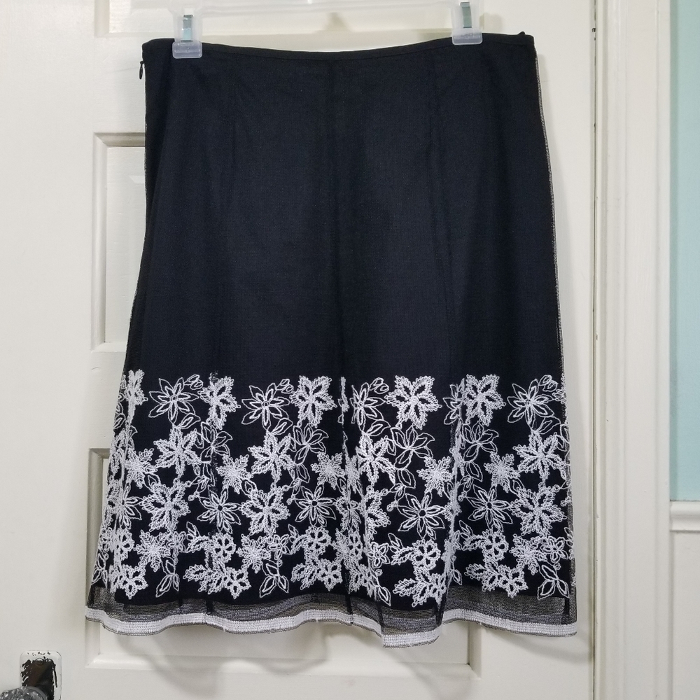 White House Black Market Floral EMBROIDERED Skirt - Picture 4 of 8